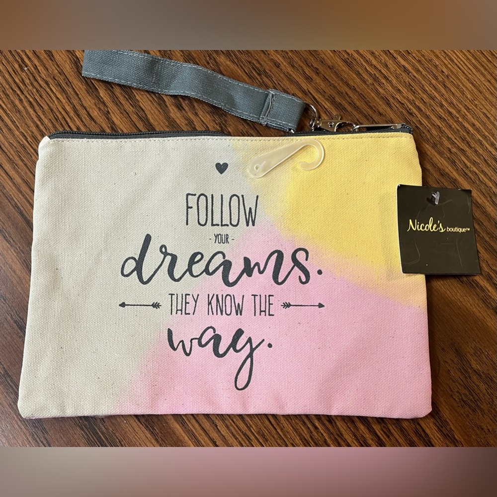 Women’s Nicole’s Boutique Canvas Makeup Bag. Wristlet Multi color NWT